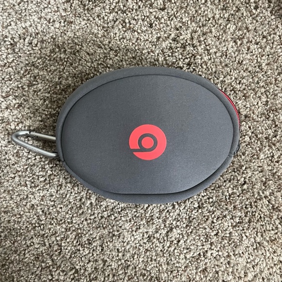 Beats by Dre Headphones Case (Soft Case w/ Inside Pocket) Gray with Red Accents - Picture 1 of 5